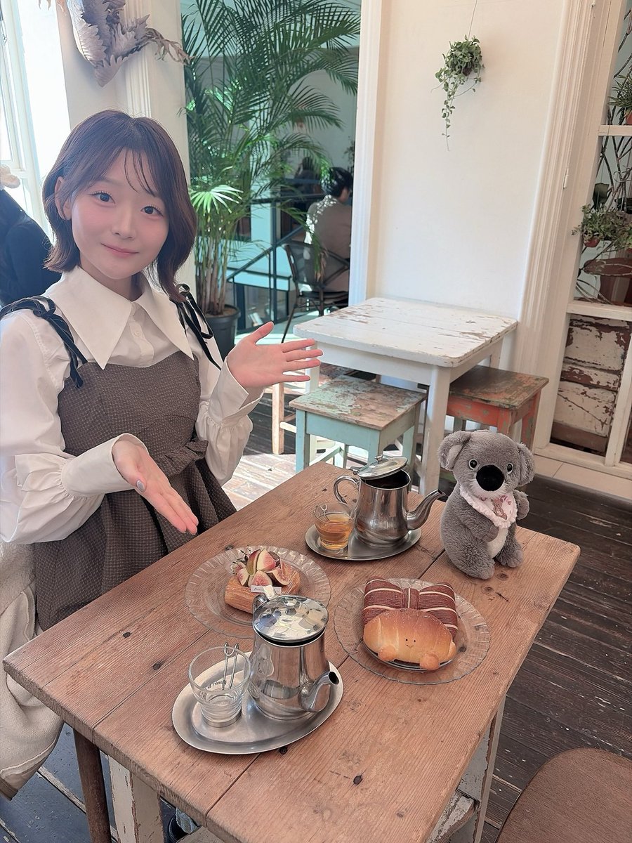 asahi_618's tweet photo. この前のお休みは、可愛すぎるカフェに☕️🎀
パンがとっても美味しいお店でした🥐
内装も素敵で、お姉ちゃんにおしゃれに撮ってもらいました☺️📷 https://t.co/WP8GlFZGeC