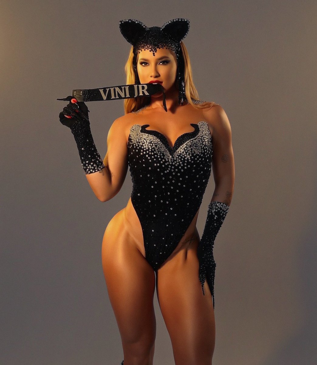 acostumadinha's tweet image. a coleira da virginia com o nome do vini jr 😭