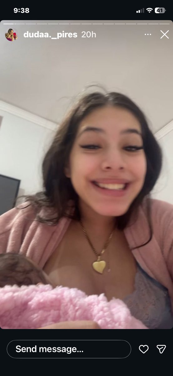 _chjmmy's tweet photo. Me recordei de mais uma coisa, quando a bebê da Duda nasceu, e poucos dias após ela ter chego em casa, a avó da criança simplesmente tava colocando desenho pra ela assistir, bem em frente á TV.

Aqui fotos dos stories de ontem com pod na mão, e logo em seguida amamentando. https://t.co/LDsX9te4Wp