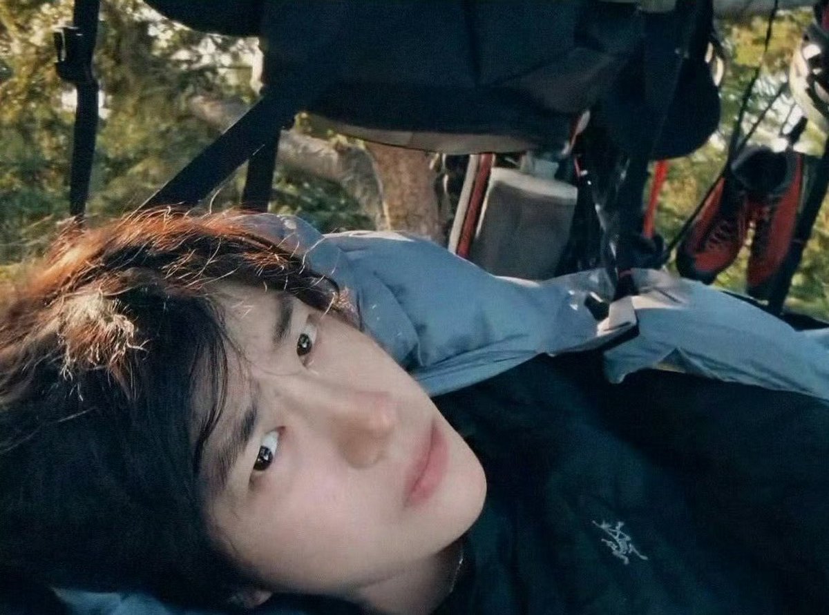 Messy hair, no styling, zero professional lighting, flawless skin and sharp bone structure. No wonder cnetz call Wang Yibo a "naturally airbrushed god tier face", everyone wants a pic when they see him up close and understandable why.

#WangYibo