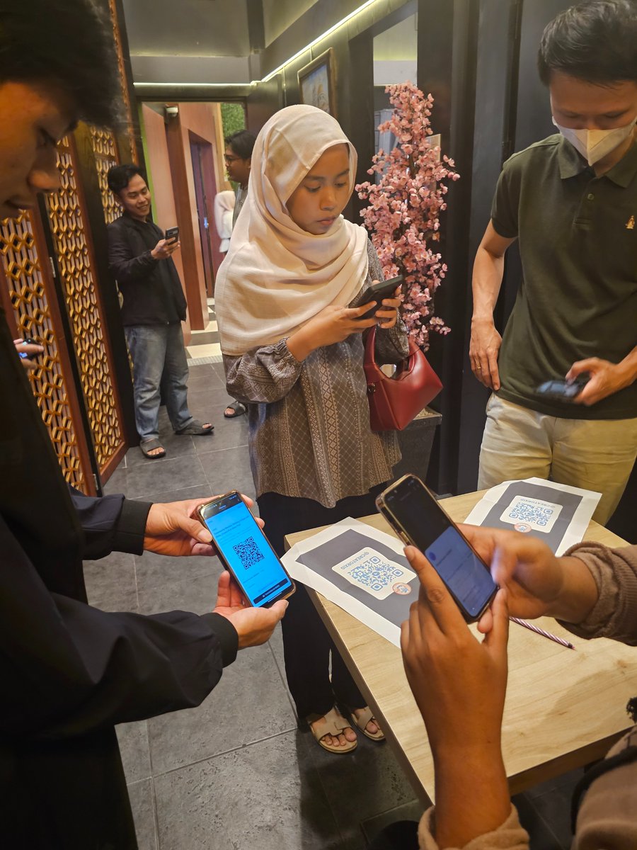 🚀 CreatorX Malang Web3 Community Meetup successfully wrapped up!

Over 50+ KOLs and creators joined the event, creating an energetic atmosphere filled with deep discussions and idea exchanges 💥

👉 Web3 is rising fast in Indonesia
👉 Local creators and crypto communities are