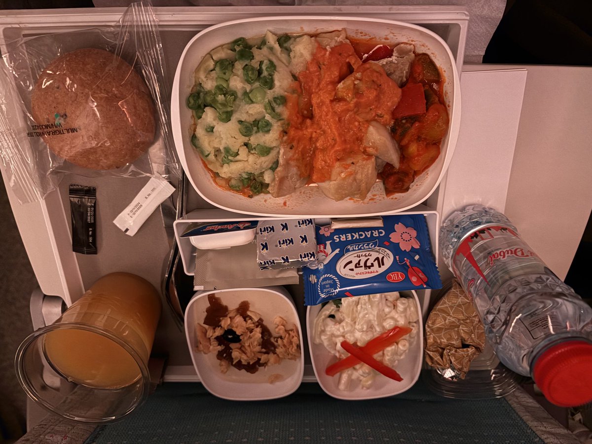 ryoi1022082's tweet photo. バルセロナ着いた！
エミレーツ航空良かったょー
機内食美味しいしトイレ綺麗な方だったし☺️ https://t.co/n1Bz1wdwQU