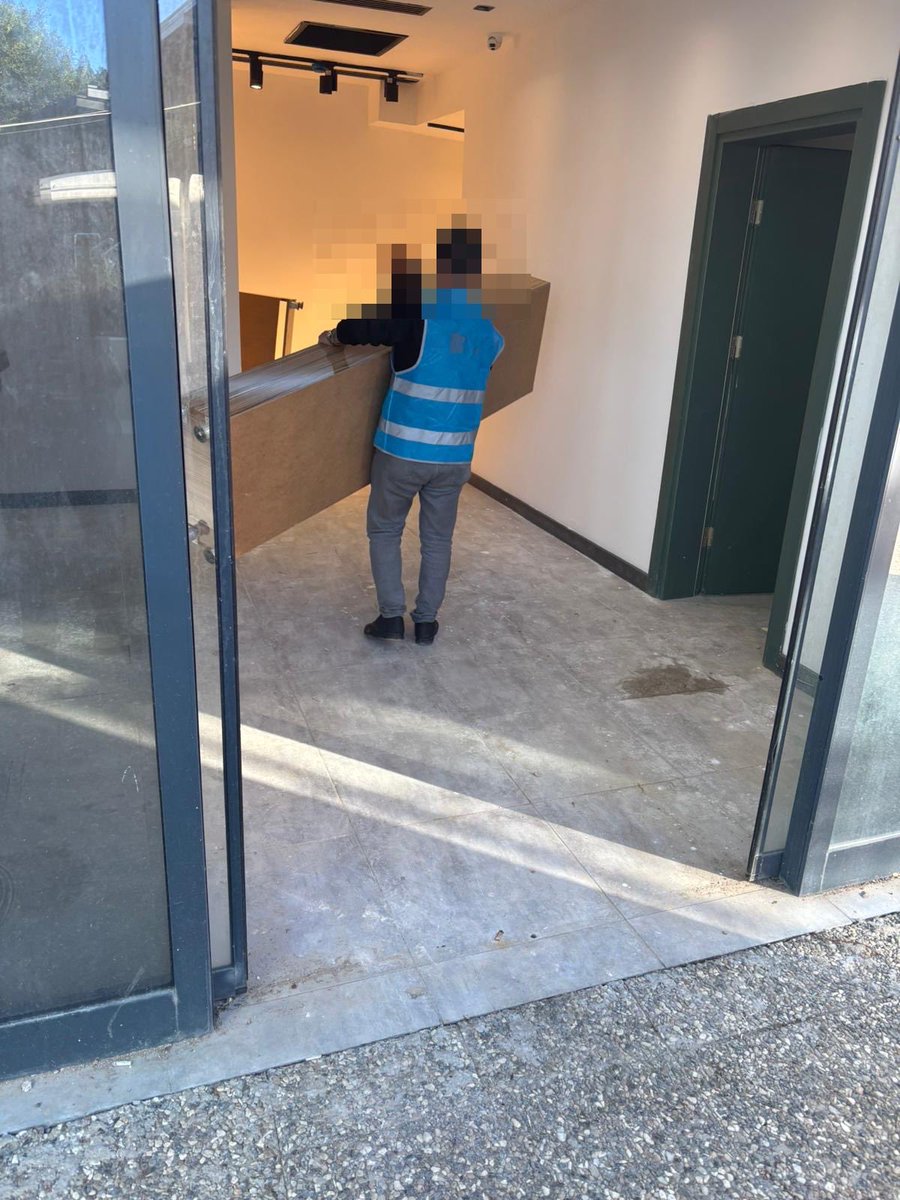 Kamuya yararlı bir işte çalışma yükümlülüğü kapsamında görevlendirilen yükümlülerimiz tarafından, tadilat sürecine giren Manavgat İlçe Halk Kütüphanesinde bulunan demirbaş eşyaların taşınması gerçekleştirilirdi.