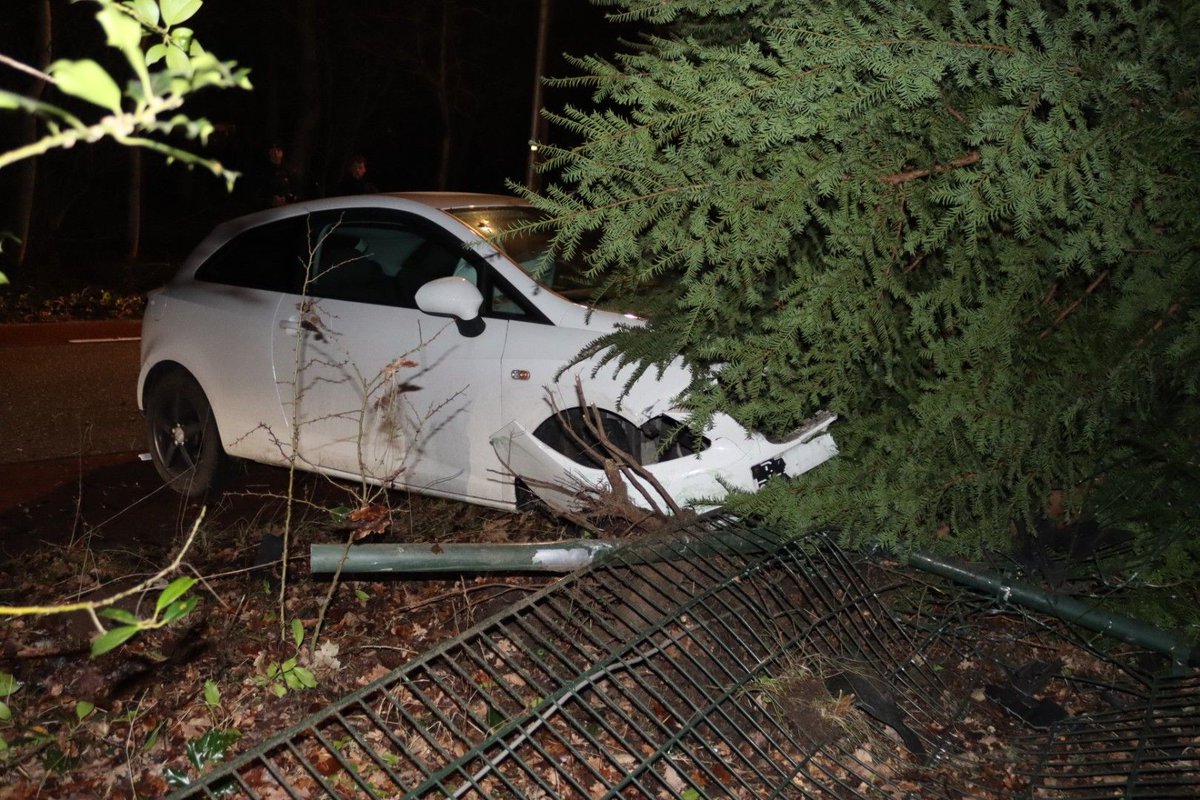 Ongeval op Loosterweg-Zuid in Lisse: bestuurder gewond, auto total loss