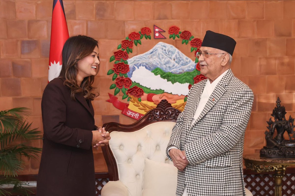 जिल्लाका सोझासिधा नेताकार्यकर्तालाई भेट पाउन गाह्रो हुने र इस्टु कार्कीहरुलाई समय दिने ओलीले अहिले बुझेहोला- आफ्नो मान्छे आफ्नै हुन्छ । झिल्के सधै शक्ति कै हुन्छ ।