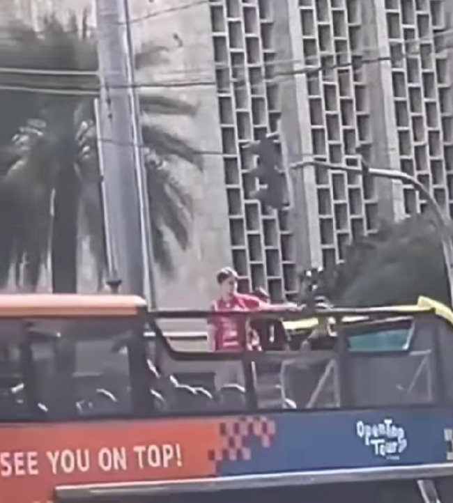 Mauro Zijlstra just spotted wearing red on the top deck of a bus 👀