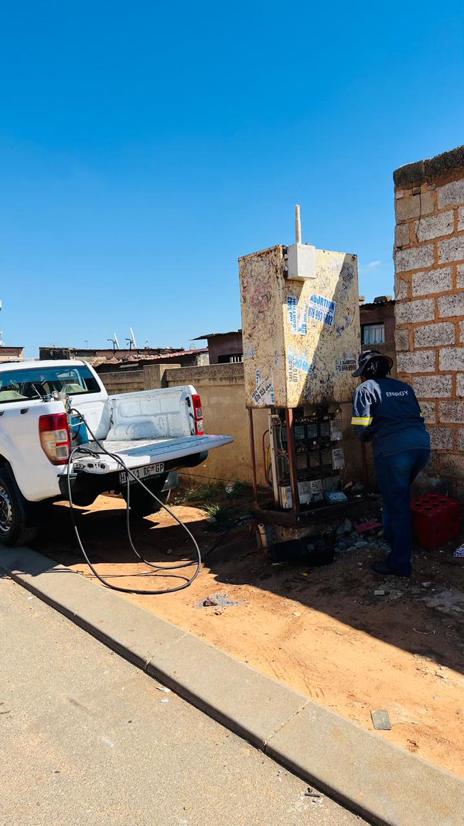 City_Ekurhuleni's tweet photo. #FixingTheFrontline⚡
#CoE frontliners from the energy department are in Igqagqa Ext1, #Thembisa, conducting LV prepaid meter changing. Another team is in Ext 2 #Isando 🧹cleaning HV yard and removing weeds, https://t.co/4nZm7f4ZAR