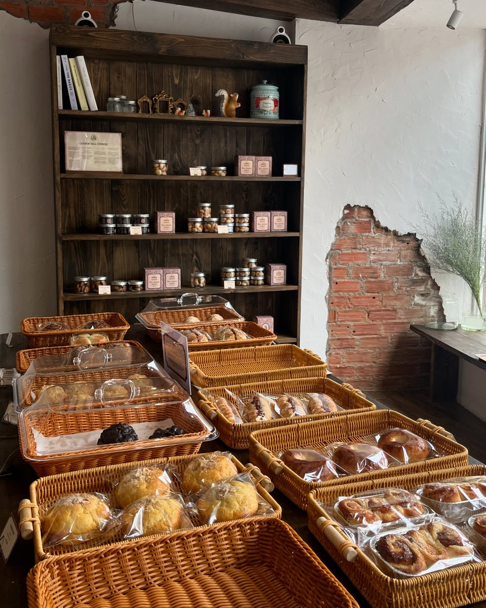 Hasanshinrr's tweet image. Ever wonder how to handle Ethereum transactions like a pro? It’s all about gas fees, timing, and wallet security. Are you getting the best price? What’s your strategy for avoiding network congestion? Curious minds want to know!