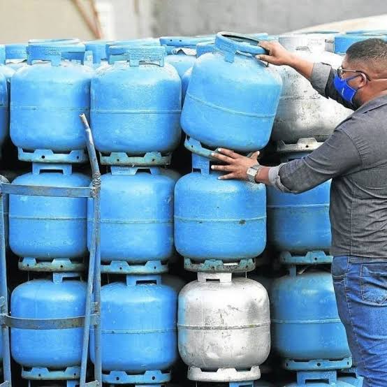 PedroRonchi2's tweet image. Nikolas caminhou 240 km para apoiar um golpista preso, mas votou contra distribuir gás de graça para os mais pobres. Mas tem pobre que vota nele.