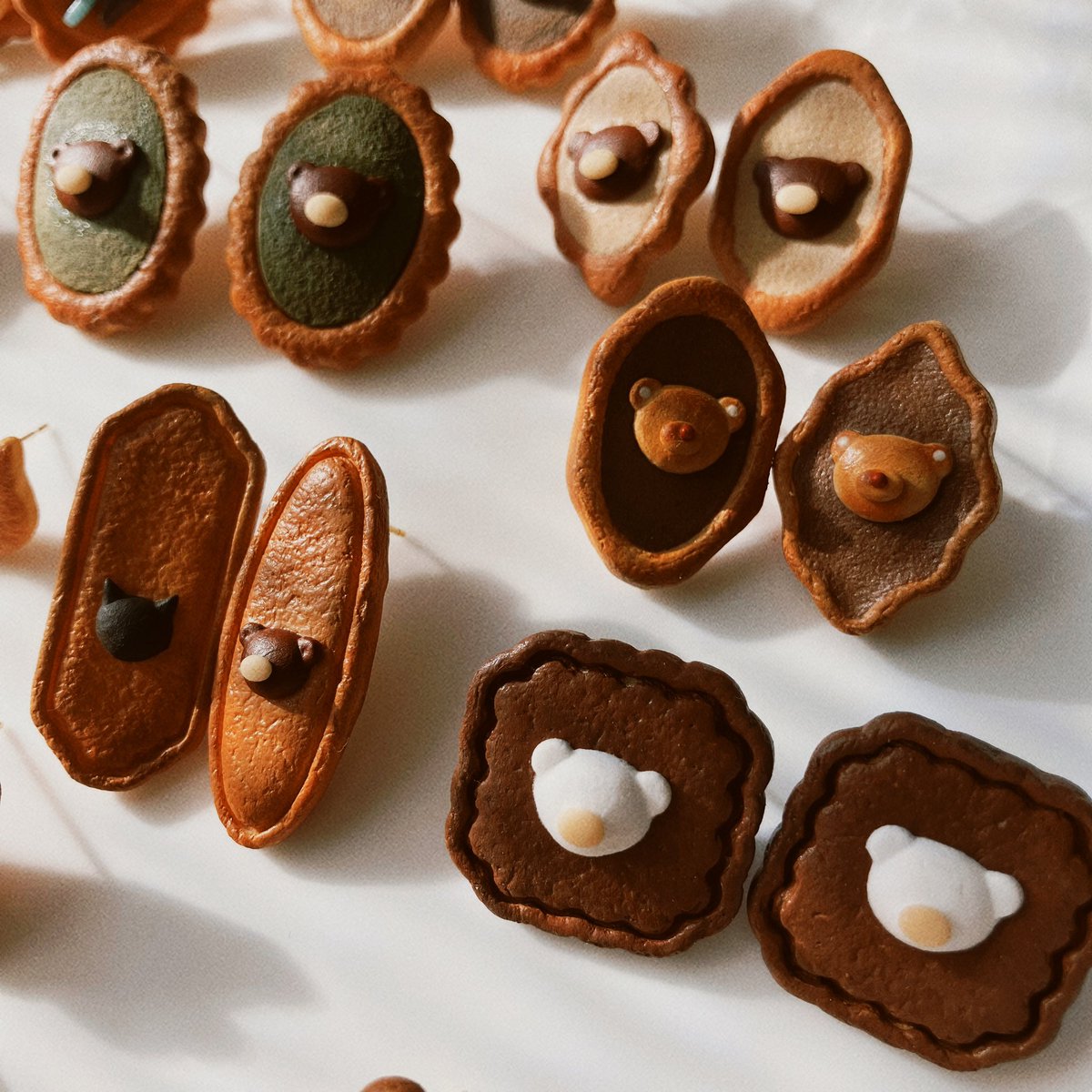 進んできました𖧷
　
セーターブローチには、これまた小さなブローチを着けました🧸
　
全て違うデザインです♪ 
　
#ミニチュアアクセサリー　#クッキー
#ミニチュア作品　#作品　#ハンドメイドアクセサリー　#ハンドメイド作品