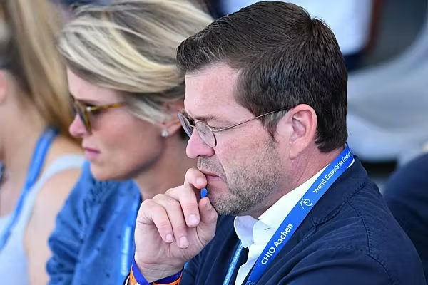 Es werden sich noch richtige tiefe Abgründe in der CDU auftun.

Stephanie zu Guttenberg, hatte offenbar eine Kreditkarte von Epstein. (siehe Zitat)

Im Bild: 
Plagiat (Ex-Dr.) Karl-Theodor zu Guttenberg und Stephanie zu Guttenberg. 

Was soll man dazu noch sagen?
#EpsteinFiles