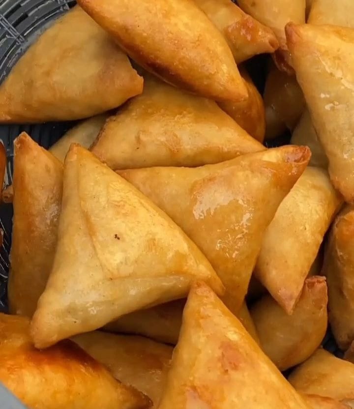 mba_oven's tweet photo. Place your orders for our tasty, spicy and crunch spring rolls and samosa by calling 0508615105 or visit our website https://t.co/L96Ki6qLGc to order ASAP.
#MBAOven #MBAGroup #RedefiningBakingStandards #MBAOvenSnacks #SpringRolls #Samosa https://t.co/NA6DTTyxGi