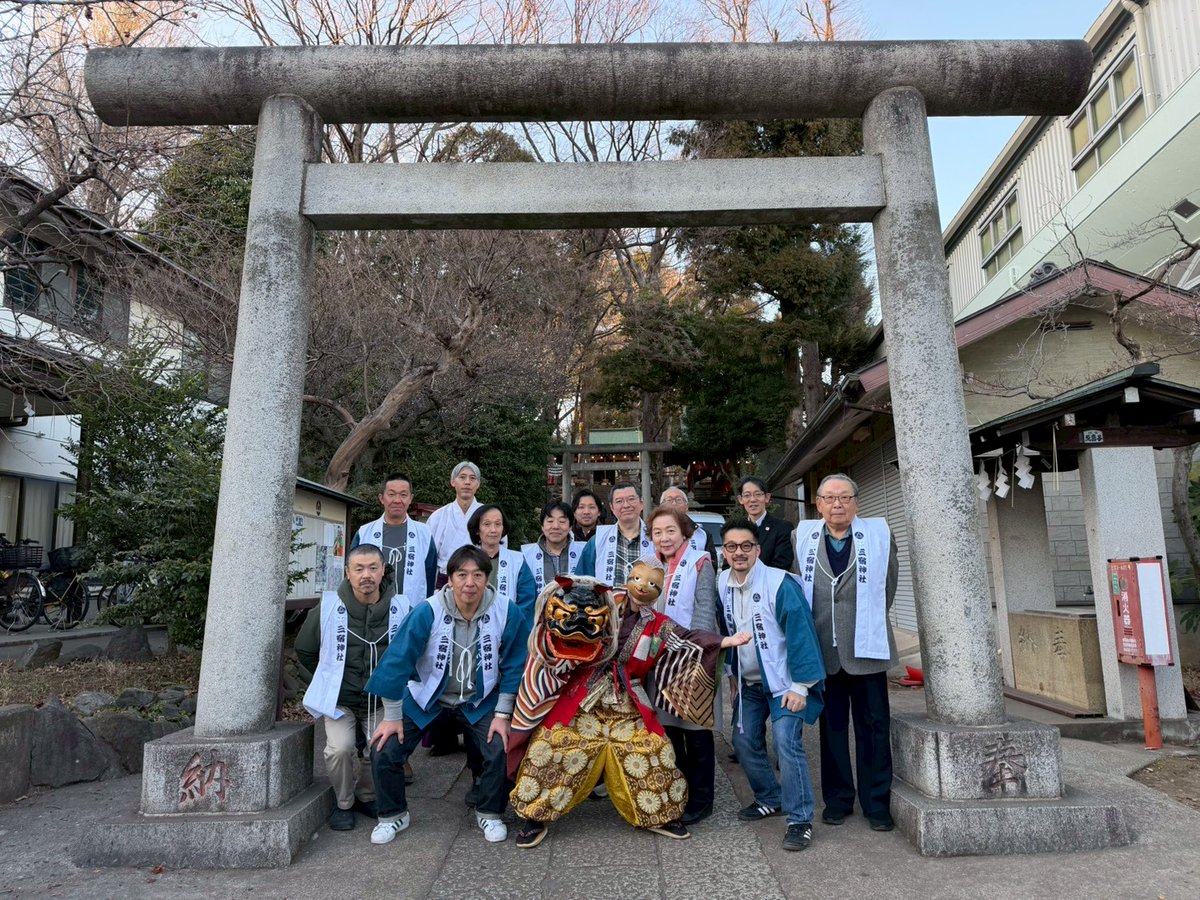 世田谷三宿神社さんの節分祭に行ってきたョ〜！
神楽殿からの福豆まきを待つ氏子さん達に、一足先に獅子で厄祓い。
狸伝説を大事にしてくれる三宿の地に、良い事いっぱいあるよ〜にとご祈願したョ！

最後は氏子会の皆様のド真ん中💦に入れてもらって…パシャリ！
今年のお祭りも狸神楽をヨロシクね！