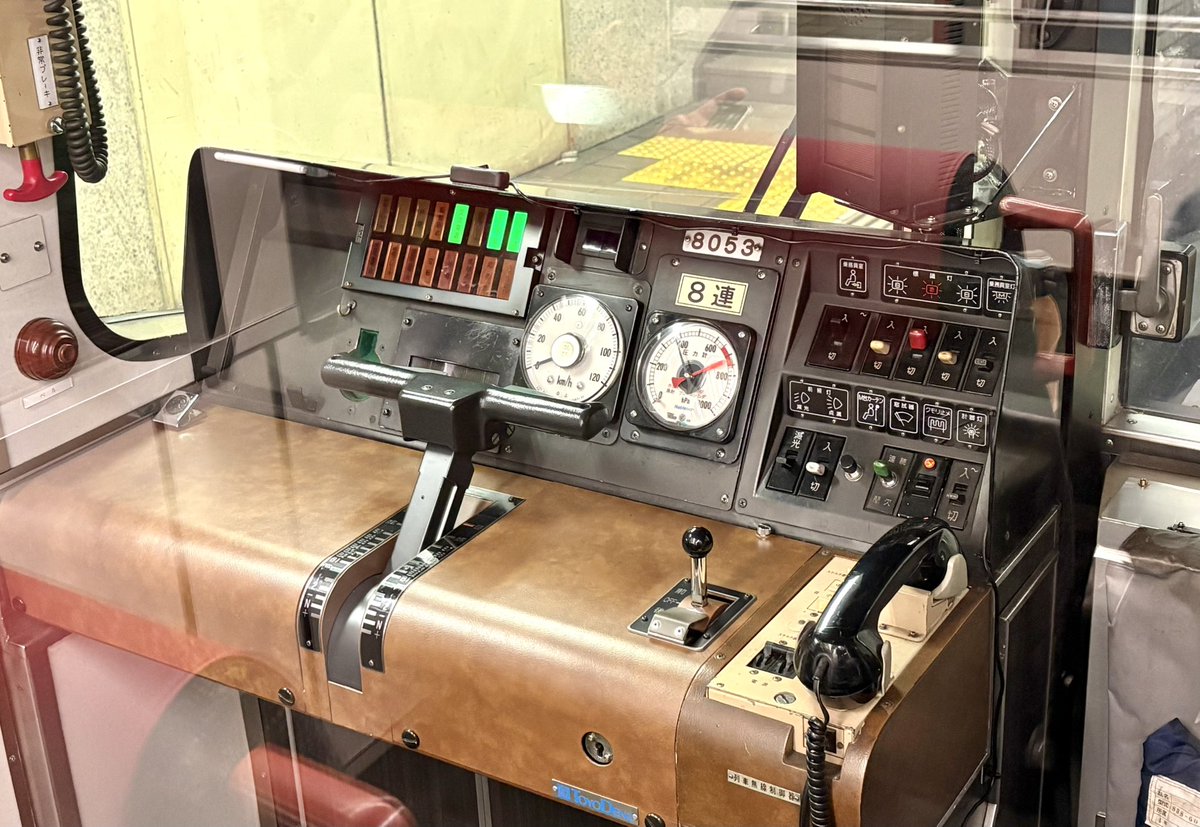 8003Fの運転台ですが、スタフ灯が新しい仕様に変更になったようですね