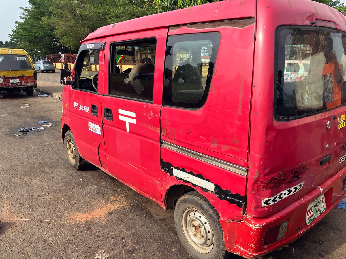 kado_travel's tweet photo. 日本の郵便車、狂気の国ナイジェリア🇳🇬で後部ドア開けっ放しの乗合バスとして余生を過ごしているとは思わんかったよ https://t.co/7l3Nx6PD06