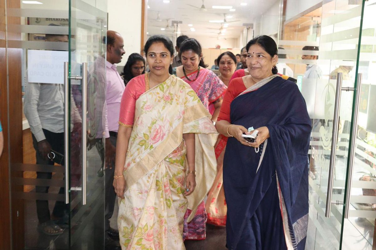 Hon’ble TGSPCR Chairperson, along with Commission Members, visited Bharosa Centre, Hyderabad, and held discussions with DCP Women Safety on strengthening women and child safety measures, victim support services, and effective implementation of POCSO provisions.

#womansafety
