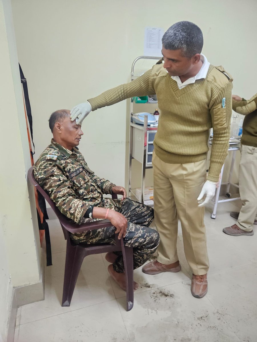 श्री एच. के. गुप्ता, कमांडेंट, 24वीं बटालियन #SSB रंगिया के कुशल मार्गदर्शन में दिनांक 02.02.2026 को NH-27 पर हुई वाहन दुर्घटना के दौरान बटालियन के अधिकारियों एवं जवानों द्वारा तत्परता एवं साहस का परिचय देते हुए #सीआरपीएफ के जवानों की जान बचाई गई।
<a href="/SSB_INDIA/">Sashastra Seema Bal</a> <a href="/SSBFTRGUWAHATI_/">SSBFTRGUWAHATI</a>