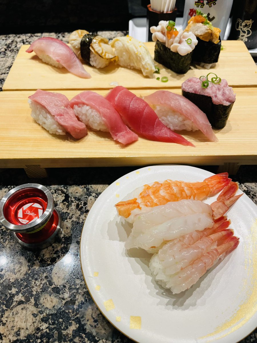 shutter_krownst's tweet image. #シャッター系
#gentrystein

2月3日節分の日に食べる物は〜〜、豆？恵方巻？ 
いえいえ自分は握り寿司🍣とチョコレートケーキを食べる日です😆
ということで、スシャッター🍣📸🪀