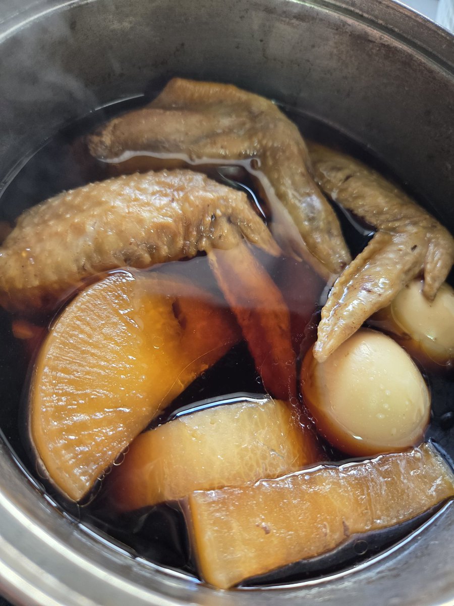 Yuumi_a0919's tweet photo. 今日のお昼ごはん。

手羽と大根と卵を煮ました。
圧力鍋？手羽ホロホロやん。
味付けも褒められてちょっと
嬉しかったお昼時でした😆😆

圧力鍋も使っとらんし、
味付けも目分量な感じでwww
（だから同じ物は作れない）

#おうちごはん https://t.co/hm3AcmsOUB