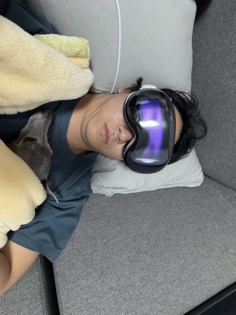 ShogoShimboVR's tweet photo. VisionPro2周年！

「体験したかどうか。」で未来の解像度が変わるデバイスだなぁと感じます。

これが日常に来てるんだから偉いこっちゃですよ

２枚目は会社のソファで、ワンちゃんと横になりながらドキュメントを読み込んでいる姿笑

 #VisionPro https://t.co/qgO0bMSmma