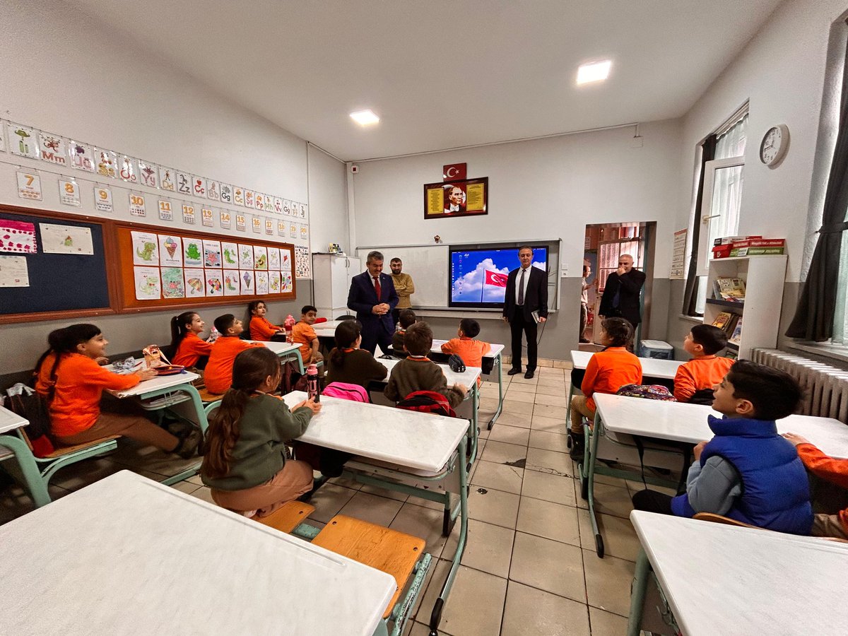 İlçe Millî Eğitim Müdürümüz Halil İbrahim Zengin ve Şube Müdürümüz Serkan Çelik, Sinanbey İlkokulunu ziyaret ederek öğrencilerimizle bir araya geldi, eğitim öğretim süreçleri hakkında bilgi aldı. Ayrıca sınıf ziyaretlerinde bulunarak öğrencilerle sohbet ettiler.
<a href="/halilbrhmzengin/">Halil İbrahim Zengin</a>