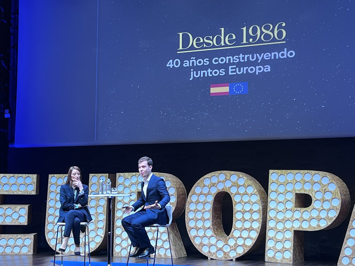 bQuilez's tweet photo. El @CaixaForum a reventar de jóvenes para el debate con la @EP_President Roberta Metsola. De fondo, los 40 años de España en la UE 🇪🇸 🇪🇺 #desde1986 @Europarl_ES https://t.co/TmnFZJ6sSM
