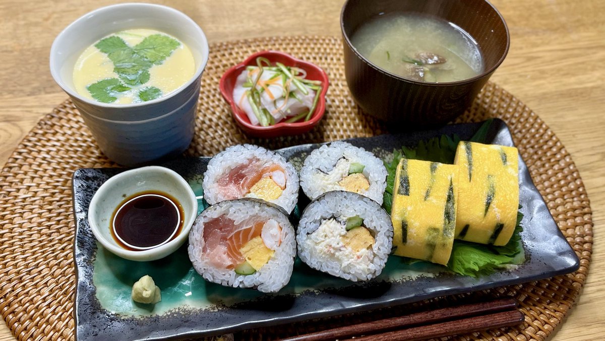 今年も嫌な縁が切れますようにという願いを込めて恵方巻きをぶった斬ってる。丸齧りする危険性とも縁が切れるのでオススメです。