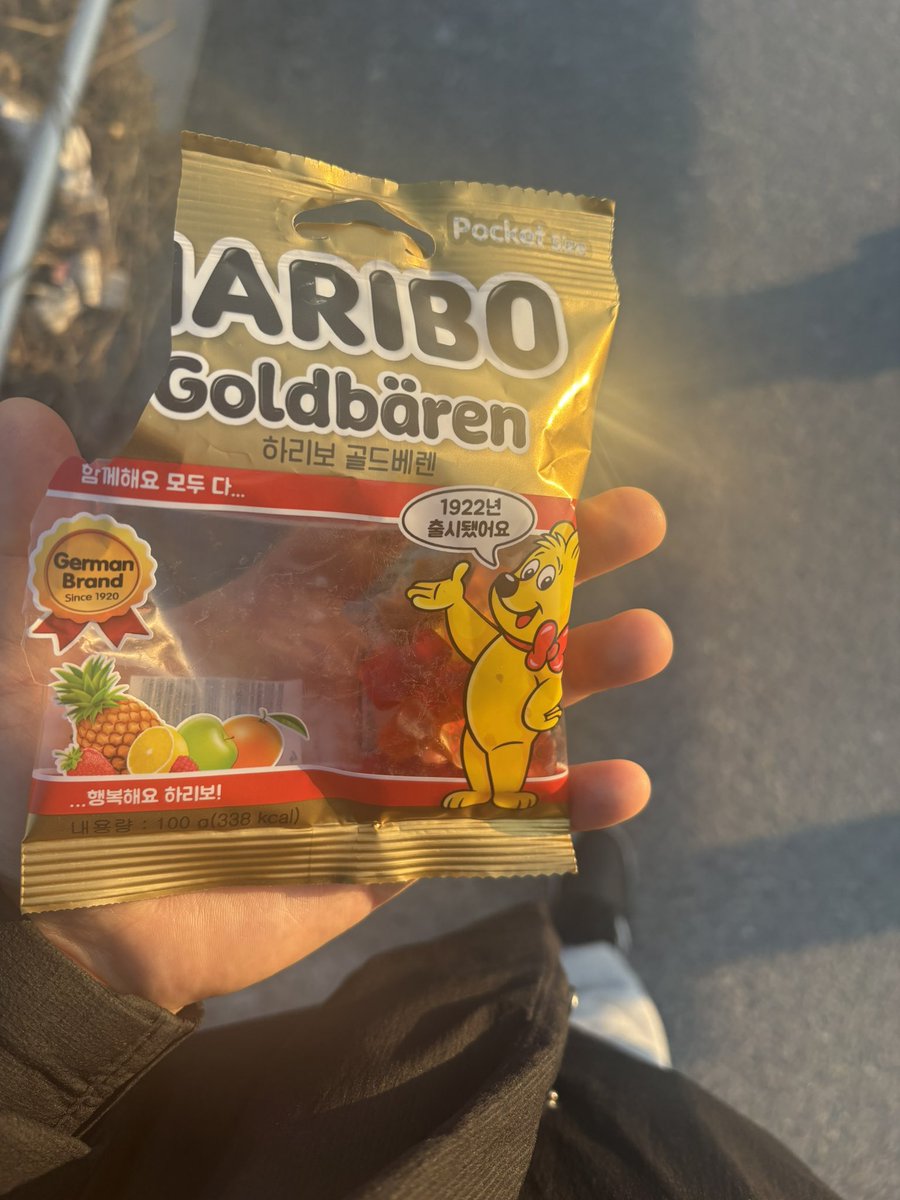 이거먹을라고 2시간 걸어갔다옴….
집근처에 편의점 없는게 말이되나…😢

젤리한번 먹기힘드네…
그래도 1+1 개이득😂😂👍🏻