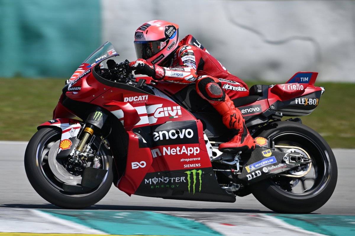 AlessioPiana130's tweet photo. #MotoGP #SepangTest 

Marc Marquez risale in sella alla Ducati Desmosedici GP ed è il più veloce nell'inaugurale giornata di Test della MotoGP 2026 a Sepang. Tutto questo trascorsi 121 giorni dall'incidente di Mandalika, conseguente infortunio, operazione, Gran Premi saltati oltre che il Test svoltosi a Valencia.

Questo senza scordarci dell'impossibilità di effettuare la giornata di prove supplementare per i piloti al rientro da un prolungato periodo d'infortunio (complice il test ban period non era esercitabile un "Test Martin" contemplato dal regolamento).

Nella primissima mattinata, al secondo run era già il miglior Ducatista e, tra una prova e l'altra, nel finale fa diverse uscite. Compreso un time attack che gli è valso il miglior tempo di giornata in 1'57"018. Il suo best di sempre a Sepang, al rientro da un infortunio che, per qualcuno, doveva tenerlo fermo per almeno 150 giorni. Ne sono trascorsi 121 ed è nuovamente là davanti a dettare il passo, in una giornata spesa soltanto a ritrovare gli automatismi in sella ad una MotoGP. Ampiamente ritrovati, classifica alla mano.