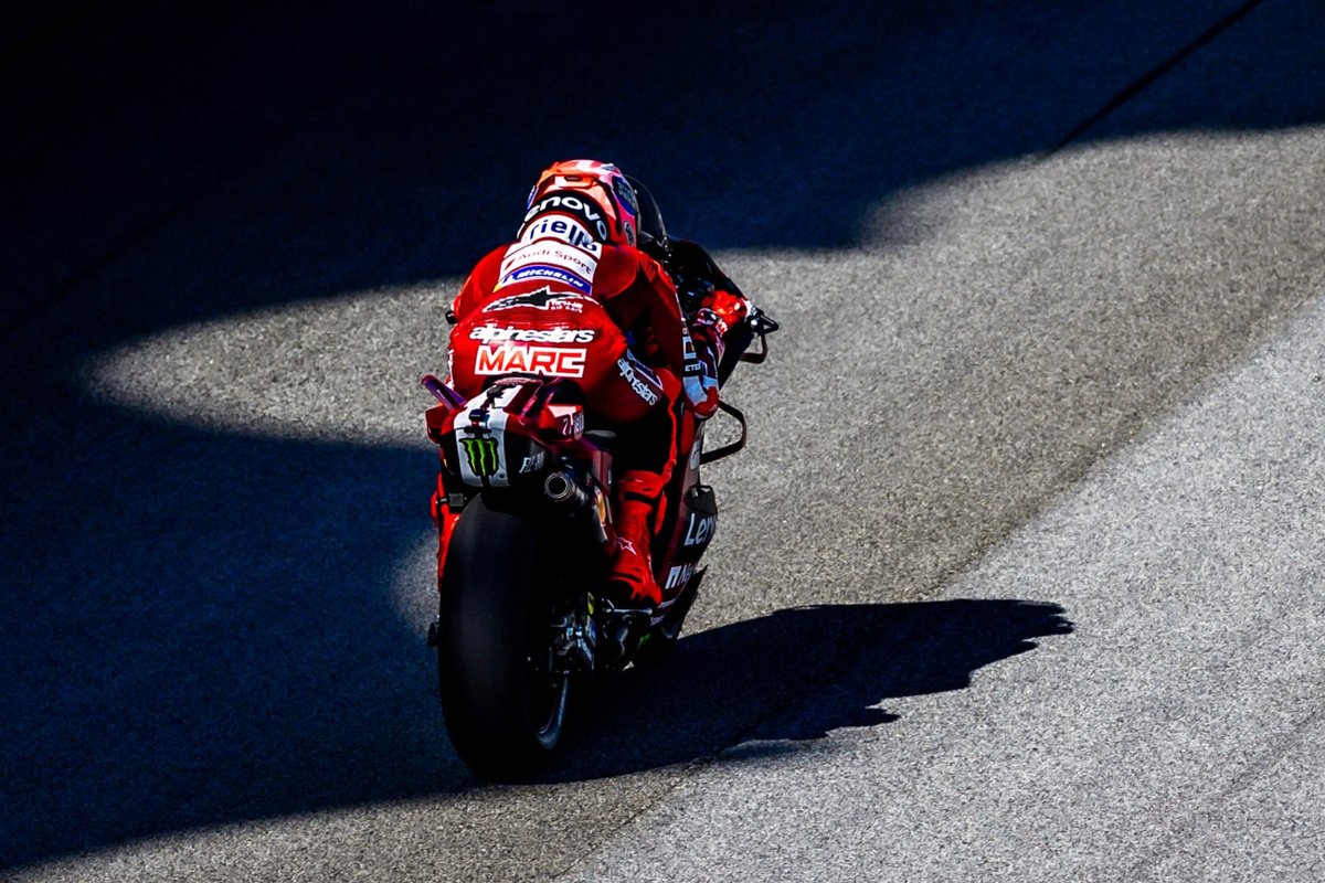 AlessioPiana130's tweet photo. #MotoGP #SepangTest 

Marc Marquez risale in sella alla Ducati Desmosedici GP ed è il più veloce nell'inaugurale giornata di Test della MotoGP 2026 a Sepang. Tutto questo trascorsi 121 giorni dall'incidente di Mandalika, conseguente infortunio, operazione, Gran Premi saltati oltre che il Test svoltosi a Valencia.

Questo senza scordarci dell'impossibilità di effettuare la giornata di prove supplementare per i piloti al rientro da un prolungato periodo d'infortunio (complice il test ban period non era esercitabile un "Test Martin" contemplato dal regolamento).

Nella primissima mattinata, al secondo run era già il miglior Ducatista e, tra una prova e l'altra, nel finale fa diverse uscite. Compreso un time attack che gli è valso il miglior tempo di giornata in 1'57"018. Il suo best di sempre a Sepang, al rientro da un infortunio che, per qualcuno, doveva tenerlo fermo per almeno 150 giorni. Ne sono trascorsi 121 ed è nuovamente là davanti a dettare il passo, in una giornata spesa soltanto a ritrovare gli automatismi in sella ad una MotoGP. Ampiamente ritrovati, classifica alla mano.