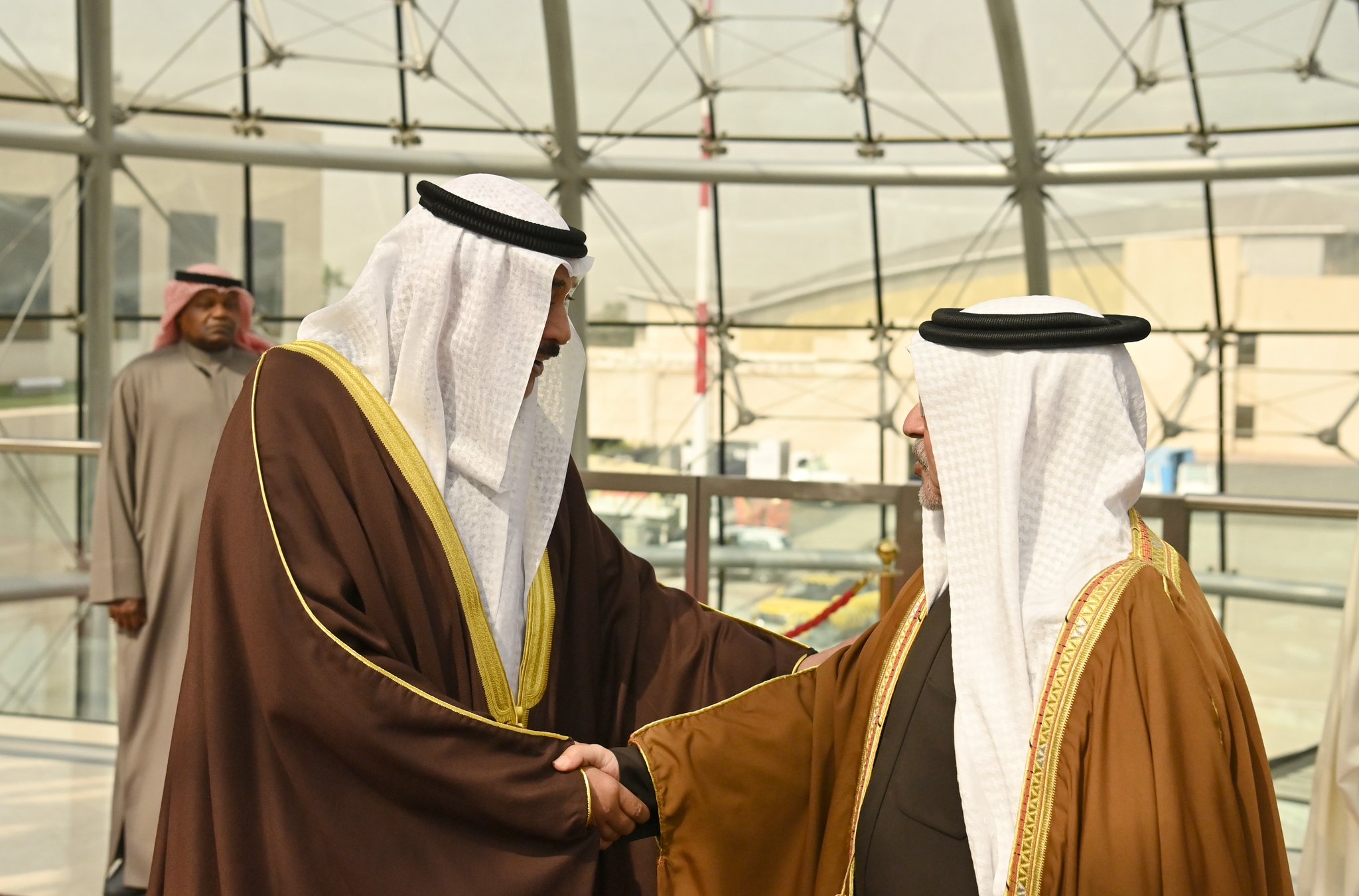 ولي العهد البحريني يصل إلى البلاد في زيارة رسمية - سمو ولي العهد كان في مقدمة مستقبليه على أرض المطار 