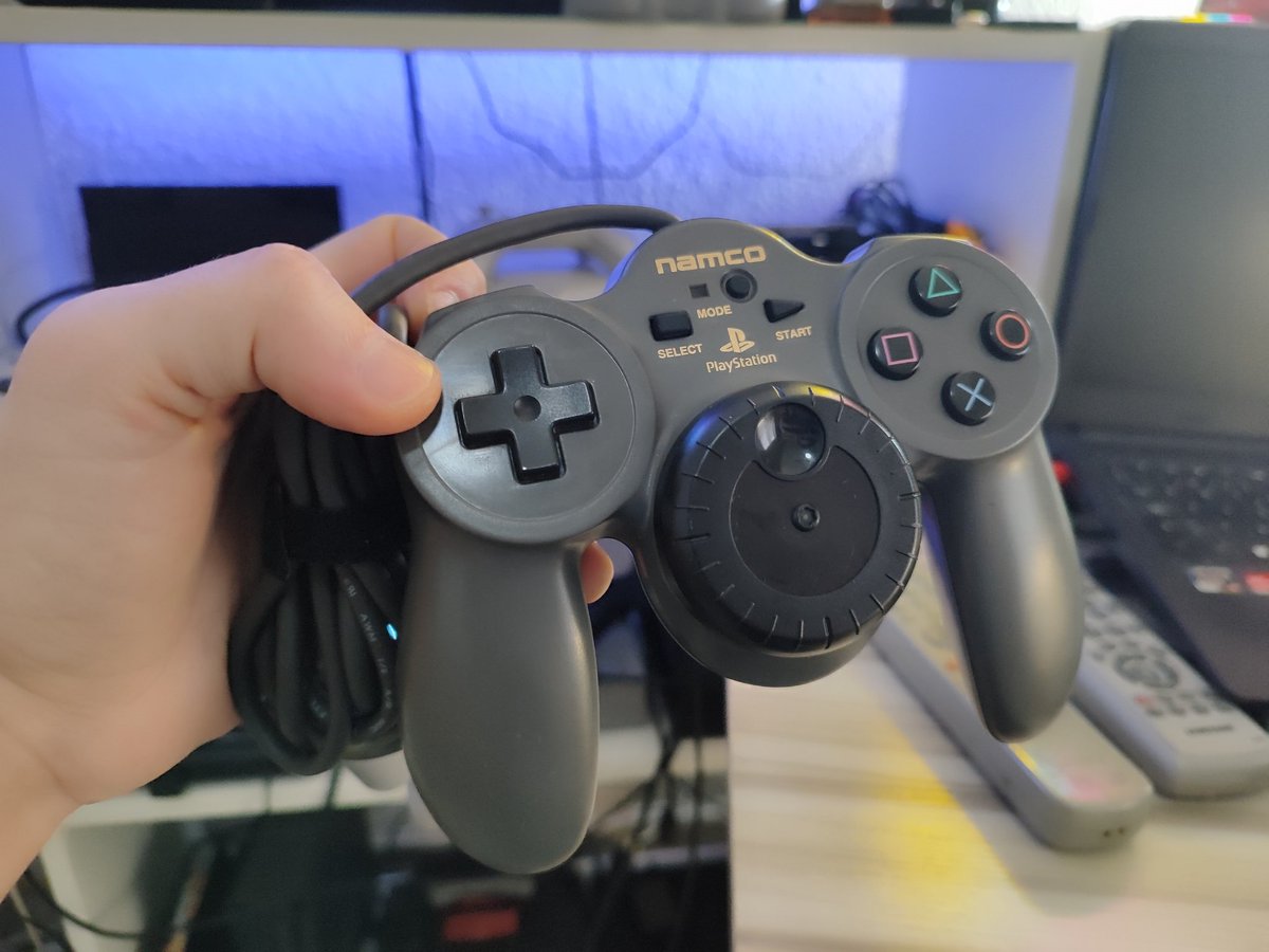 Os dejo resubido el directo de ayer probando los mandos que me regalaron <a href="/ElaineMarley13/">✨Lunnaris Marley✨</a> y <a href="/Gans7er991/">Gans7er91</a> 
Echa un vistazo a este vídeo: "MANCO o NAMCO?" twitch.tv/arkretro/v/268…