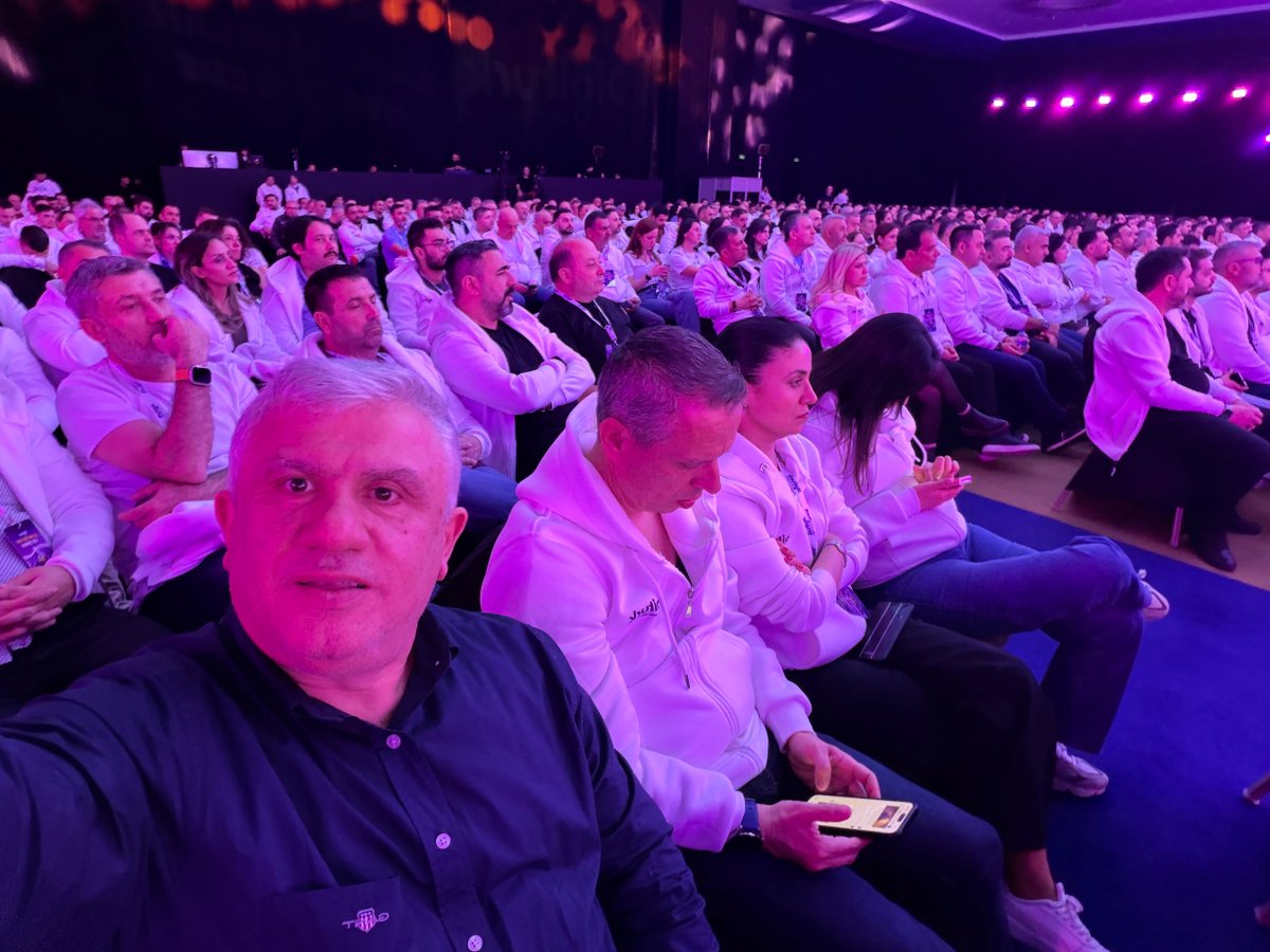 Biz Büyük bir Aileyiz hedef 10 milyon , beIN Media Group'un ve Digiturk'ün CEO  Yousef
Al‑Obaidly