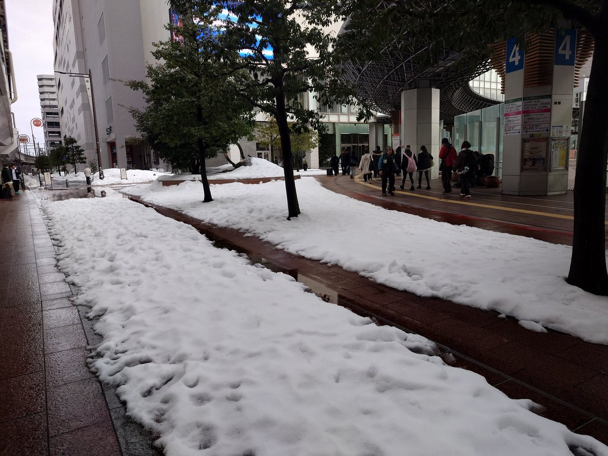 central0123's tweet photo. 日帰り金沢出張でした。
これから帰る。
雪降ってなかったけど、積もってて歩くの大変だった。
ビーバー美味しいよね(⁠・⁠∀⁠・⁠) https://t.co/EvLUP4dmpt