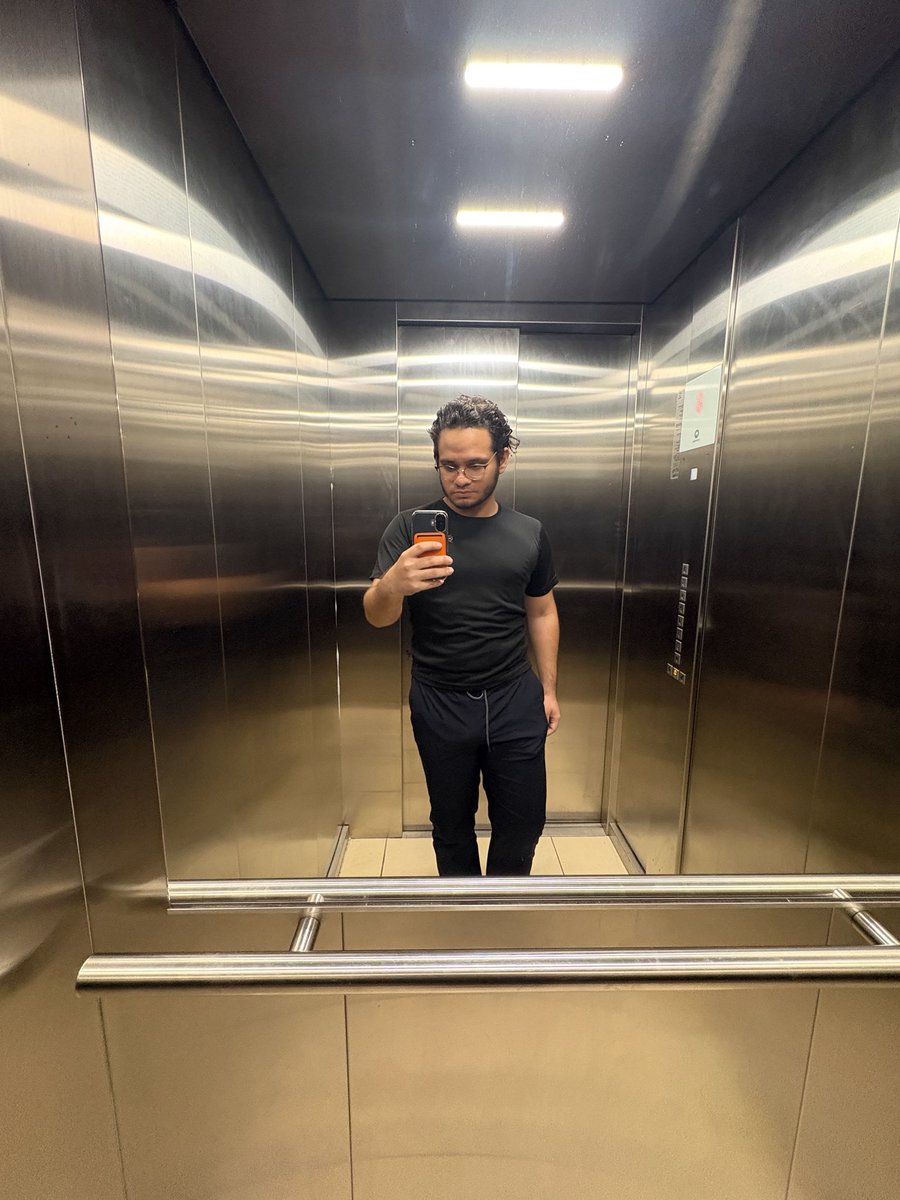 AlejandroRF133's tweet photo. No puedo evitar tomarme una foto cuando me subo a un elevador 😮‍💨 https://t.co/E58futS9D2