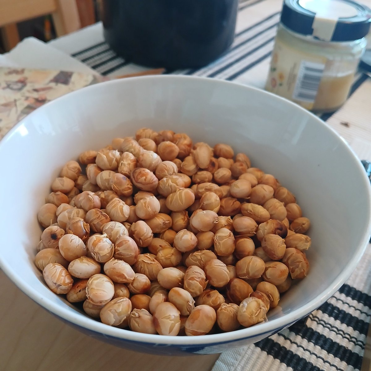 Tsuruka's tweet image. そして、今作ったばかりの
熱々🌞ほくほくの
オーブン焼き大豆

2５分大豆を茹でてから
200℃のオーブンで35分

ポリポリした食感というよりゴリゴリ食べる感じだけど、風味も良く、食べ応えがあります。焼き具合の違いでたまにカリっとポリポリっていう噛み具合もあって、塩なしなのに味が充実してる