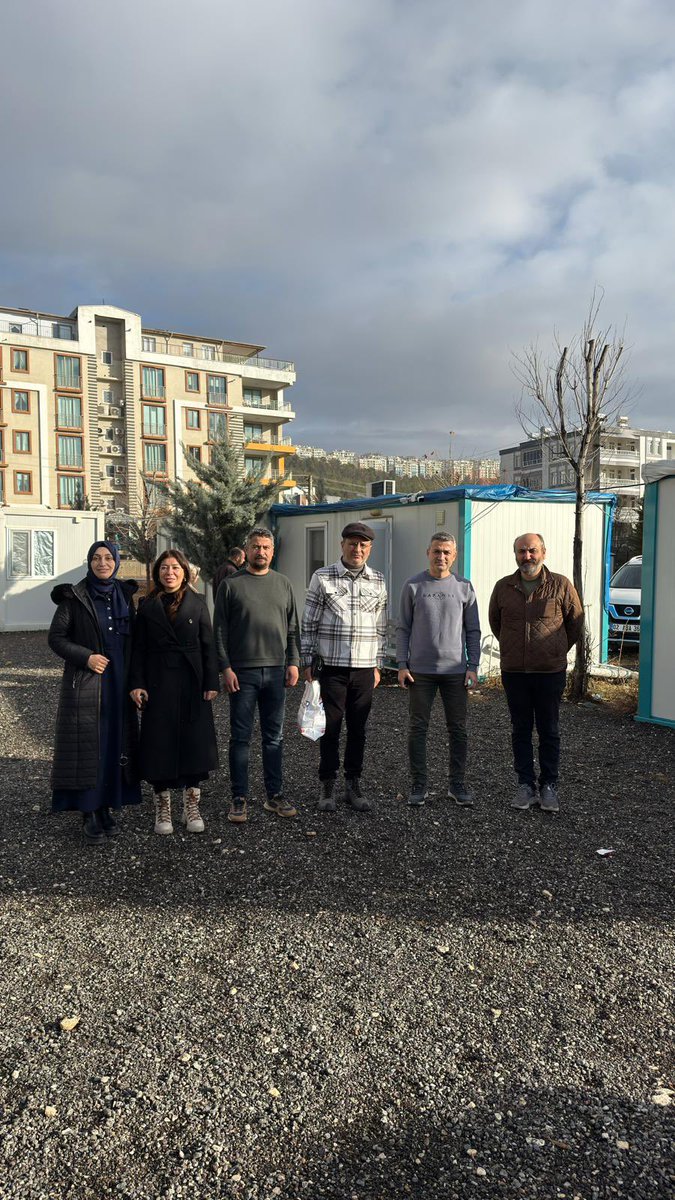 dayanismasen's tweet photo. Adıyaman’daki ziyaretlerimiz devam ediyor. Konteyner ASM’lerde hastalar için uygun bir bekleme alanı bulunmuyor; vatandaşlar yağmurda ve soğukta dışarıda beklemek zorunda bırakılıyor. Hemşireler, koruyucu sağlık hizmetlerini sağlıklı şekilde sunamadıklarını dile getiriyor. Aile planlaması malzemesi yok, HPV taraması için gerekli ekipman ve uygun oda bulunmuyor. Kış aylarında konteynerleri su basıyor ve ısınma ciddi bir sorun olarak karşımıza çıkıyor. Tuvaletler yetersiz, engelli girişi yok.Adresi ve telefonu olmayan hastalara ulaşılamadığı için sağlık hizmetine gelemeyenlerin sorumluluğu sağlık çalışanlarına yükleniyor; gelmeyen hastalar gerekçe gösterilerek maaş kesintileri yapılıyor. Tüm bu koşullar hem sağlık çalışanlarını hem de yurttaşların sağlık hakkını doğrudan olumsuz etkiliyor.   @szctelevizyonu @halktvcomtr @ankahabera @HabereGuven @HaberturkTV @BirGun_Gazetesi @cagdasbayraktar @cumhuriyetgzt @ezgigozeger