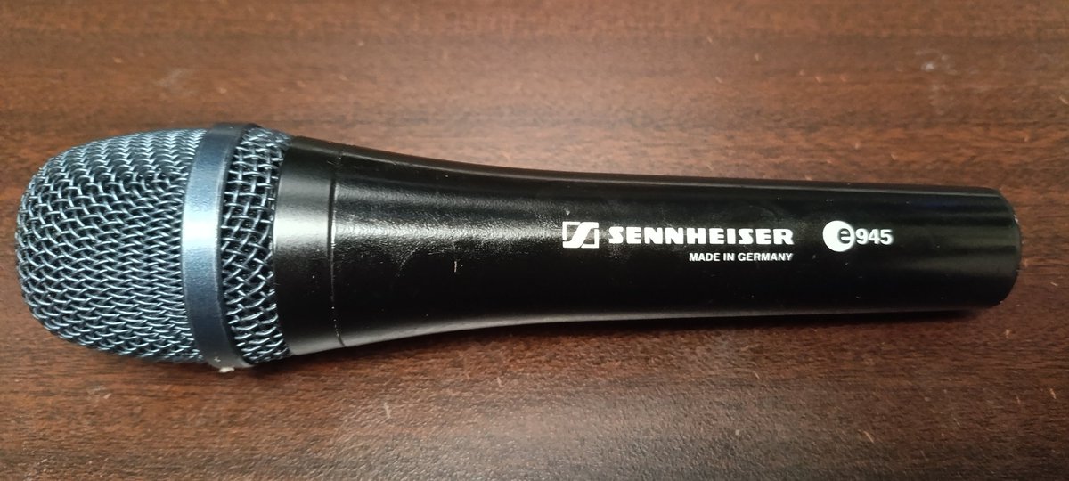 ここ最近の愛用のダイナミックマイク、SennheiserのE945。
ダイナミックマイクはいいぞ。
適切な収録環境を用意するのが難しいVTuberさんや歌い手の人にダイナミックマイクまじでオススメしたい。
部屋鳴りとかの環境ノイズ拾いにくいから、ある意味でコンデンサーマイクより高音質に録れるで。