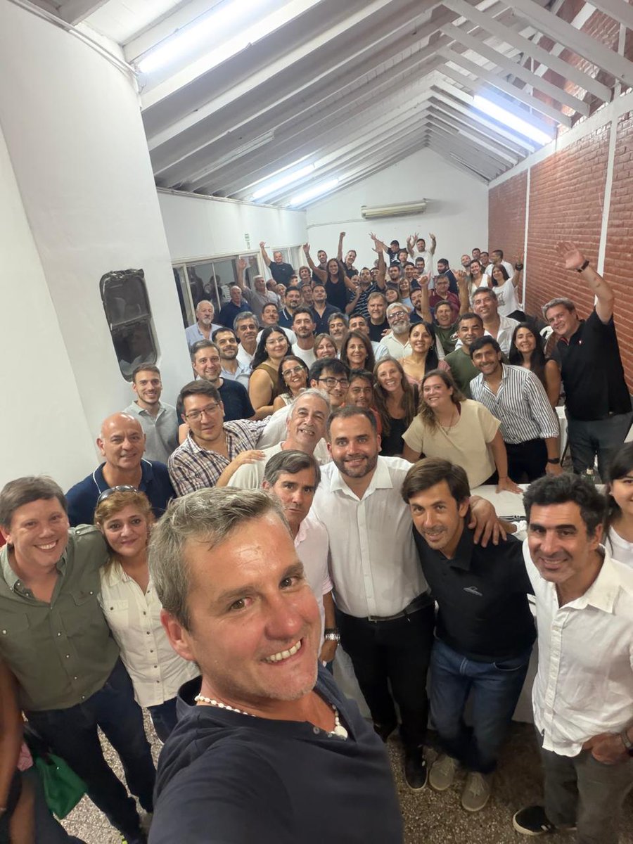 mariano_campero's tweet photo. Nuestro objetivo es transformar la vida de los tucumanos.
Que podamos vivir en una provincia próspera, donde volvamos a imaginar lo que hoy parece imposible, como solucionar el problema de las inundaciones. ¿Y por qué no imaginarlo? Porque la corrupción, la desidia, el amiguismo político y el peronismo nos han traído hasta aquí. Ellos son millonarios y a la vuelta están todos inundados.

Vivimos en una provincia abandonada: sin rutas, con pobreza, postergación y exclusión. Ante esta realidad, sembrar la transformación no es una opción: es una obligación moral.

Perdimos la autopista a Las Termas. Perdimos la autopista completa a Salta. Perdimos la autopista a Catamarca. Perdimos la nueva ruta 38. Las instituciones atraviesan crisis, como el Poder Judicial... obsceno, politizado, alejado de la gente.

Queremos una oportunidad de cambiar esta realidad. 
Vamos a sacar Tucumán de entre las cinco peores provincias y vamos a ponerla entre las cinco mejores.

Volveremos a ser vanguardia en el Norte, con valores, cultura, trabajo y educación. 
Dimos la independencia. 
Dimos una de las primeras industrias agroexportadoras. 
Dimos presidentes. 
Dimos a Alberdi, el padre de la Constitución.
Ese pasado nos obliga a hacernos cargo.

A todos aquellos ciudadanos que todavía tienen fe, los miramos a los ojos y le decimos: estamos alineados con el presidente @JMilei Hemos puesto el cuero para dar gobernabilidad a la Argentina. Y ahora vamos a poner el cuero en nuestro territorio. Porque otro Tucumán es posible.