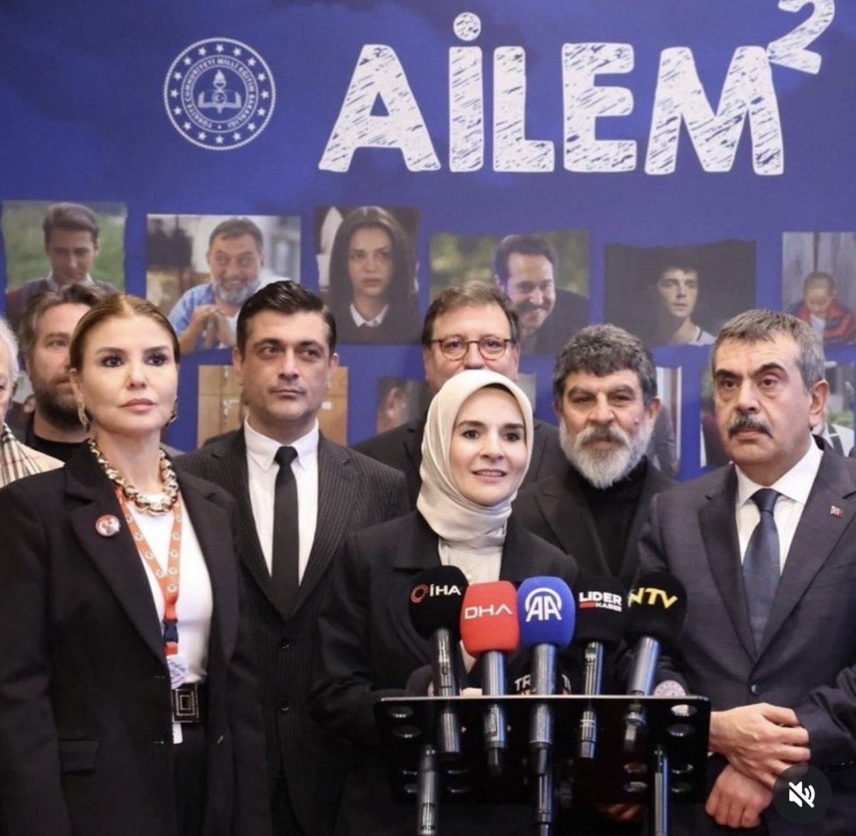 Aile ve Sosyal Hizmetler Bakanımız Sn: <a href="/MahinurOzdemir/">Mahinur Özdemir Göktaş</a> in davetli olarak katıldığı Ailem dizisi tanıtım programında, Gülben Ergen ile olan fotoğraf karesi hakkındaki sormuş olduğumuz soruya verdiği cevabı aynen paylaşıyorum:

"Program benim programım değil, ben davetliydim. Bahsi