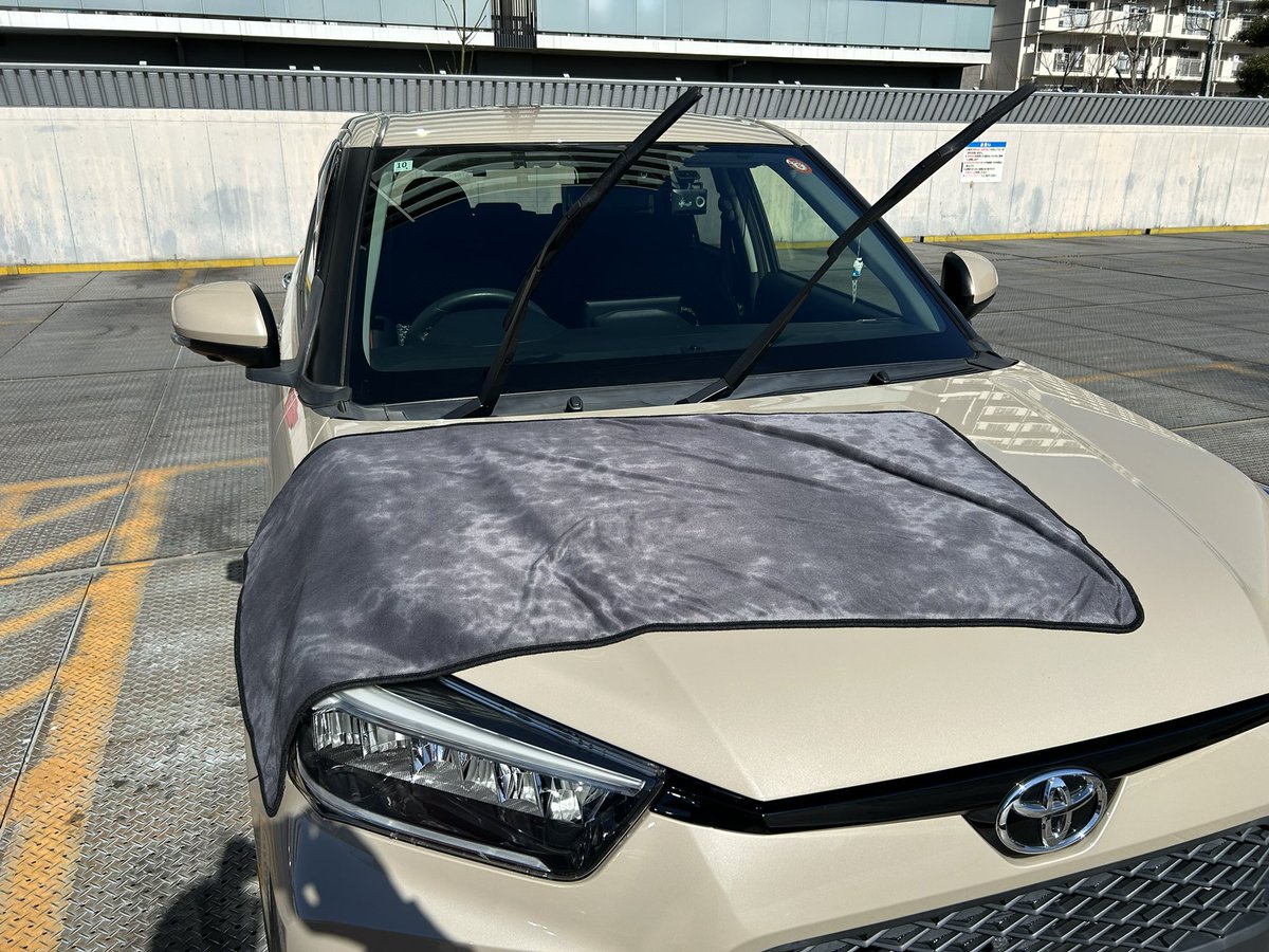 maemaebass's tweet image. 洗車時の拭きあげに、はじめて巨大な吸水タオルを使ってみました🚙💦

ボディに被せてスライドしたら水滴残らず、しかも絞らずに一台まるまる拭ける吸水力のおかげで、瞬殺で作業完了😆！！
こんなメチャ楽なアイテムがあったのですね…😅
#RAIZE #ライズ #吸水タオル #洗車 #洗車タオル #洗車クロス