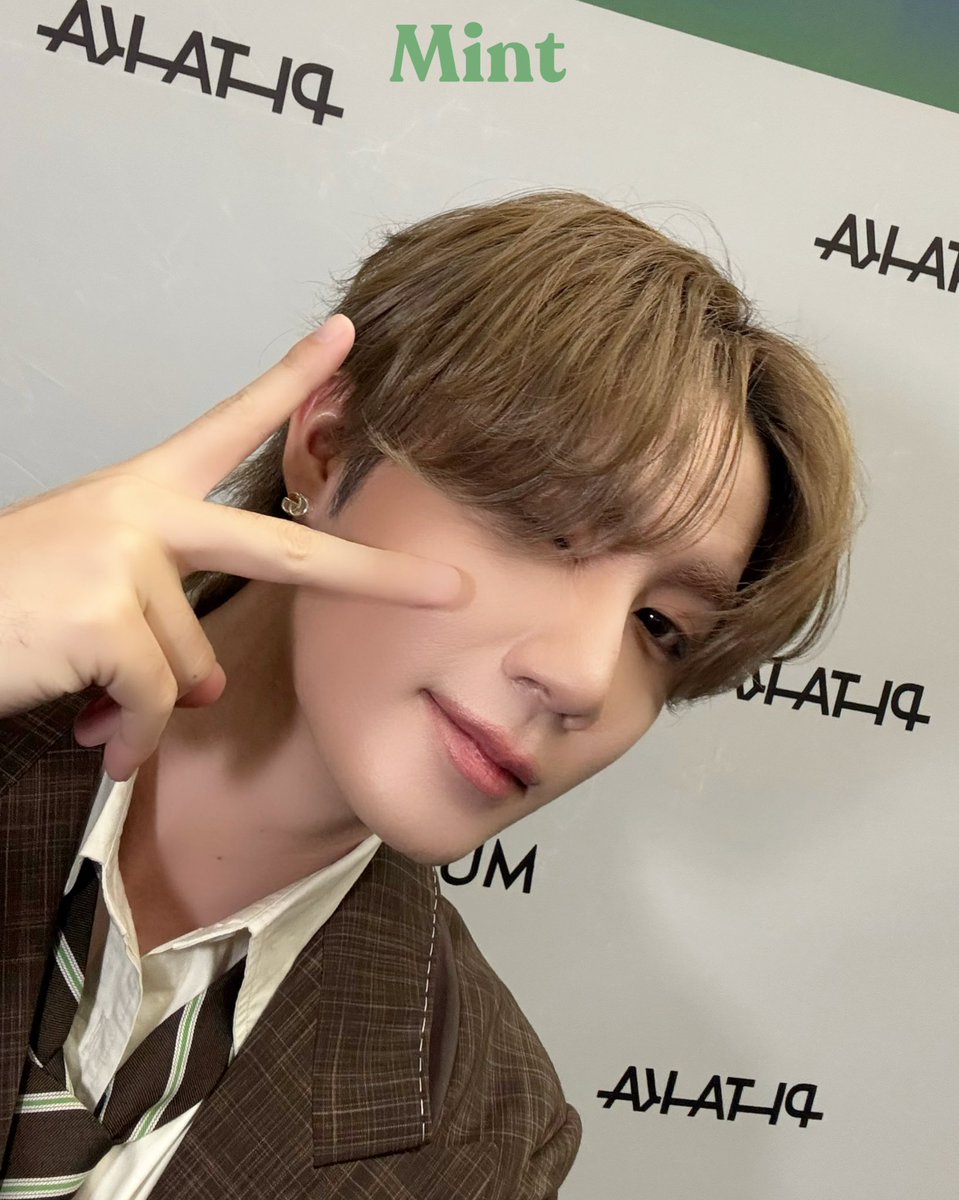 หล่อโดนใจ! #MintReports ส่งภาพเซลฟี่ของหนุ่ม #ซีพฤกษ์ ณ งาน #SeoulFashionWeek หลังร่วมชมโชว์ MÜNN 2026FW collection ที่จัดขึ้นในช่วงที่ผ่านมา ณ กรุงโซล ประเทศเกาหลีใต้

💚ตามชมภาพหล่อกันต่อได้ที่ IG Broadcast : Mint วงเขียว (Close Friends) หรือ instagram.com/channel/Abbyui… เท่านั้น