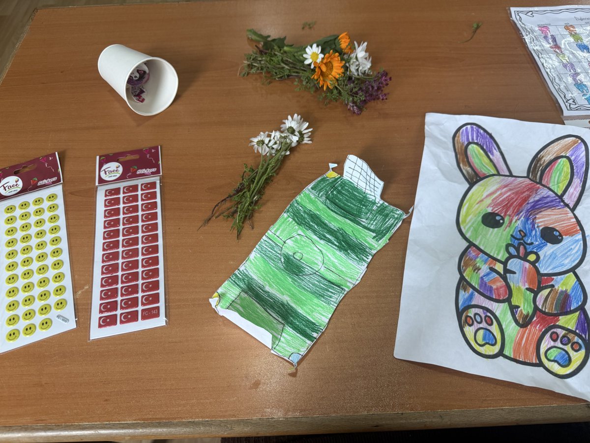 Sevgili müstakbele duyurulur; Bu sevgiden daha saf ve temiz seveceksen gel 😊 
kış günü bulduğu çiçekleri getiren, en değerli hazinesi stickerlarını getiren, el emeği göz nurlarına beni layık gören yüreklerine kurban olduğum canım çocuklarım🥹🥰 #iyikiöğretmenim