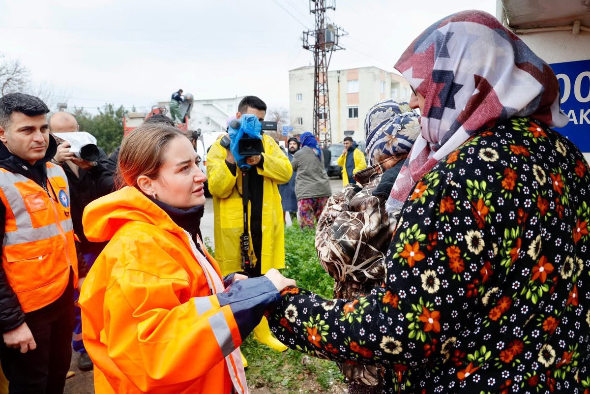 Ak Partili Aksu Belediye Başkanı İsa Yıldırım CHP’li Büyükşehir Belediye Başkan Vekili Büşra Özdemir’e meclis toplantısında yüklendi; “Aksu’yu sel almış onlar poz verme derdinde. Altıntaş göl oldu, o bölgeye gitmediler bile, sorunu çözemediler. Aksu’da sınıfta kaldılar, bizden