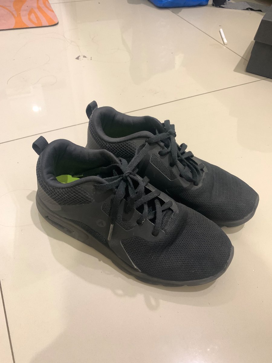 4444eir's tweet photo. #wts 

Airwalk uk 35
150k  *nego 
baru sekali pake pas ospek maba https://t.co/cR99La5ZYl