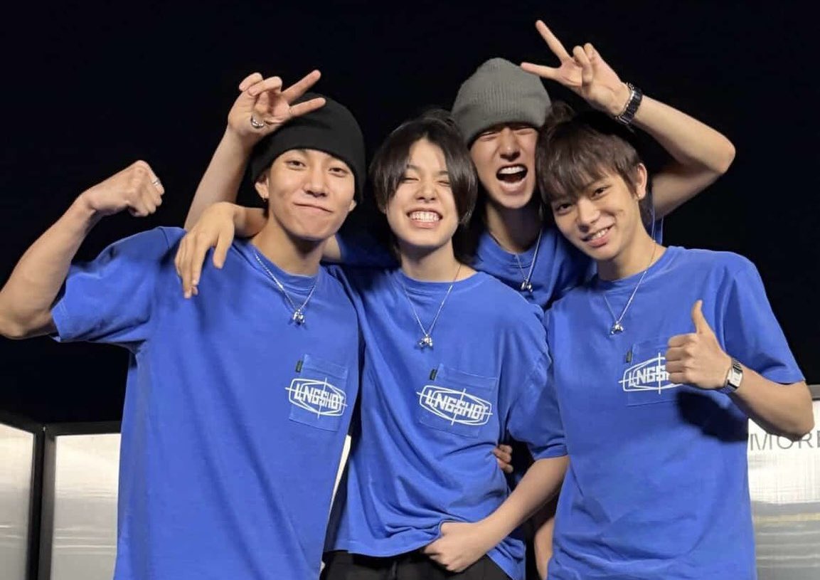 tacowithjay's tweet image. 박재범이 그르케 이뻐하는데는 이유가 있다 마음 착하고 진심으로 음악 사랑하고 열심히 하는 귀여운 애들이라서 안 좋아하는게 어려움ㅋㅋ 이 파란 티셔츠 로고 존예인데 이것도 팔아주셔애해요 모비