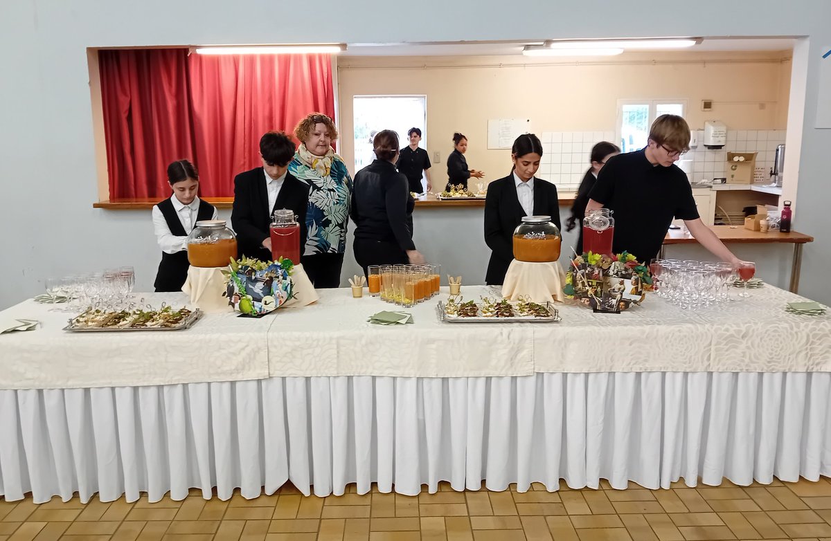 DSDEN82's tweet image. #orientation Inauguration du Forum des formations hier après-midi au Marché Gare de @villemontauban. Une vingtaine d'établissements et le CIO présents. Merci à Mme Valérie Mules pour l'organisation et aux élèves et enseignants du @LPOJeandePrades pour la partie traiteur.