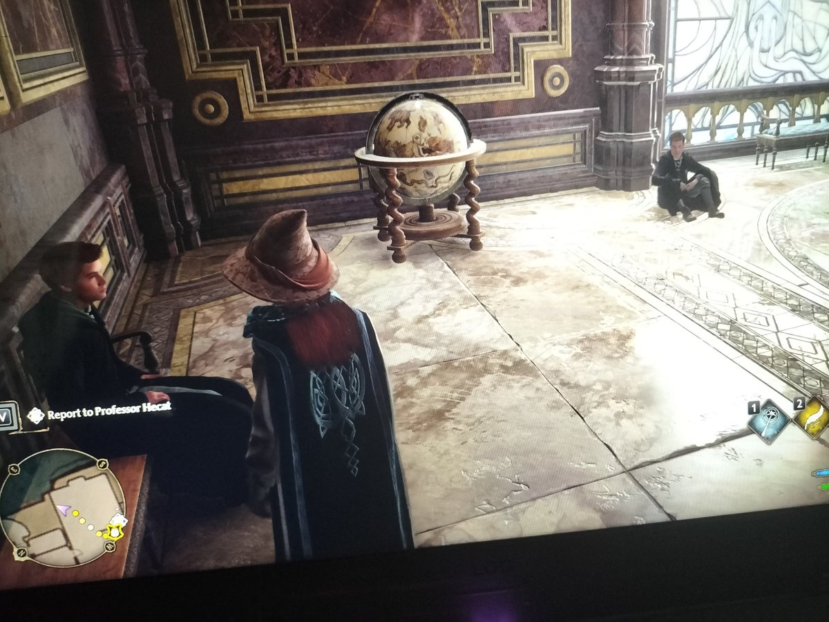 Ngapa canggung banget sihh😭😭
Itu lagi Ominis malah duduk di lantai kek ogah banget deket2 Sebastian😭