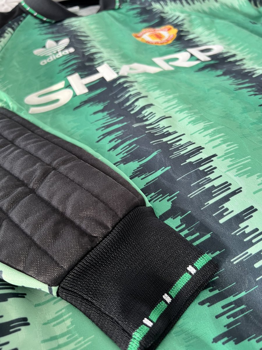 The Manchester United 1990-1992 Home GK Shirt. One of the finest Goalkeeper Shirt designs you'll see. 🤤