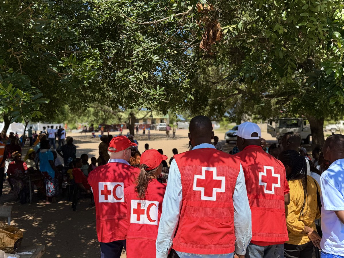 In Bobole, 40 km outside Maputo City, an accommodation center now shelters around 800 people displaced by the floods.
Needs remain dire. <a href="/Red_Cross_Moz/">Cruz Vermelha de Moçambique - CVM</a> volunteers have been here since the very first day, supporting families and providing assistance.
#MozambiqueFloods